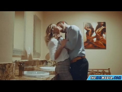❤️ Ko vas prsata blondinka zapelje na javnem stranišču ❌ Ruski pornič pri nas ❌️